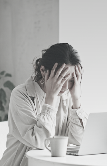 悩む女性